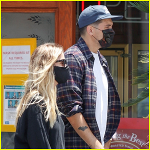 https://cdn.justjaredjr.com/wp-content/uploads/headlines/2020/07/ashley-benson-grabs-lunch-with-g-eazy-friends.jpg