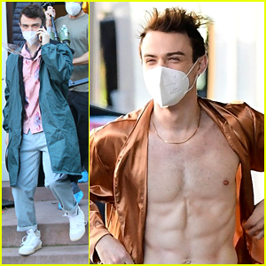 Thomas Doherty Wears Only A Bathrobe On 'Gossip Girl' Set Before Lunch With Co-Stars