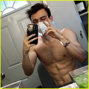 Thomas Doherty Shows Off Abs While Starting 'Gossip Girl' Filming