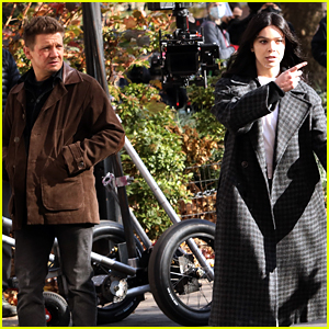 Hailee Steinfeld Films 'Hawkeye' With Jeremy Renner In NYC! (Photos)