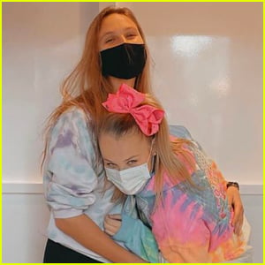 JoJo Siwa Posted Photos With Her Girlfriend for 1-Month Anniversary