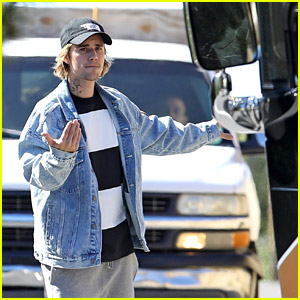 Justin Bieber Stops Traffic to Help His Driver Park a Tour Bus!
