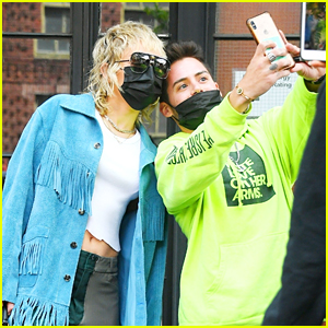 Miley Cyrus Meets & Snaps Pics With Fans Before 'SNL' Rehearsals in NYC
