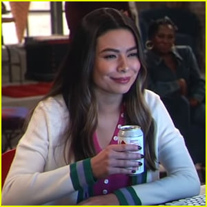 Miranda Cosgrove Recreates Iconic Meme In New 'iCarly' Opening Theme Sequence
