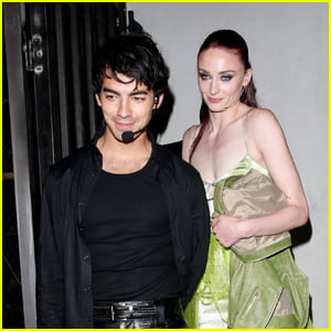 Sophie Turner & Joe Jonas Wear 'The Lizzie McGuire Movie' Halloween Costumes!  | Halloween, Joe Jonas, Sophie Turner | Just Jared Jr.