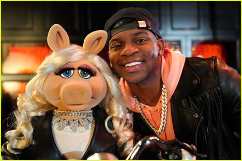 Queen Family Singalong Jimmie Allen and Miss Piggy