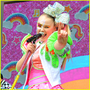 JoJo Siwa Celebrates First Night of 'D.R.E.A.M. The Tour' After 2 Years Off