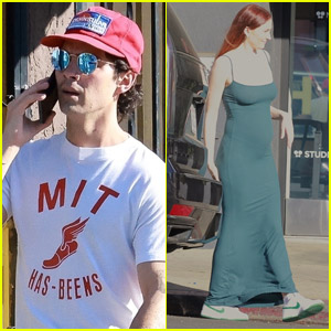 Joe Jonas & Sophie Turner Step Out for Lunch with Their Friends