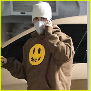 Justin Bieber Walks & Talks On His Phone in First Sighting Since COVID-19 Diagnosis