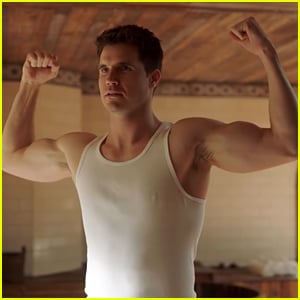 Robbie Amell's Nathan Considers Bicep Inflation In 'Upload' Season 2 Trailer