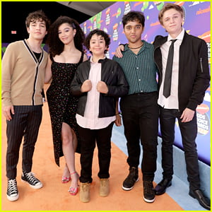 Malia Baker, Bryce Gheisar & 'Are You Afraid of the Dark' Cast Get In a Group Photo at the Kids' Choice Awards