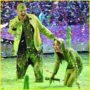 The Hunger Games Wins 2 Kids Choice Awards + Josh Get SLIMED!