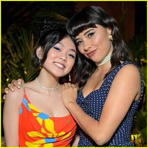 Baby-Sitters Club's Xochitl Gomez & Momona Tamada Reunite at Elle's Hollywood Rising Event!