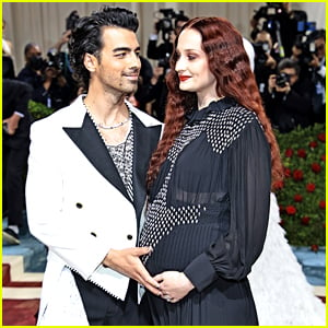 Joe Jonas & Sophie Turner Cradle Baby Bump No 2 at Met Gala 2022 (PHOTOS):  Photo 1346050, 2022 Met Gala, Expecting, Joe Jonas, Met Gala, Pregnant,  Pregnant Celebrities, Sophie Turner Pictures