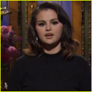 Selena Gomez Impersonates Miley Cyrus & Sings Barney in 'Saturday Night Live' Monologue - Watch!