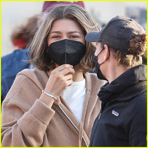 Zendaya Stays Safe in Face Mask on 'Challengers' Set