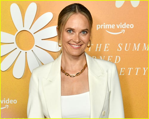 Rachel Blanchard stars in The Summer I Turned Pretty