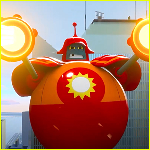 https://cdn.justjaredjr.com/wp-content/uploads/headlines/2022/08/shiny-forgets-what-to-do-in-super-giant-robot-brothers-clip.jpg