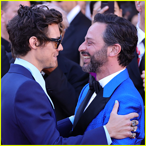 Harry Styles Kisses Nick Kroll During Standing Ovation At Don T Worry Darling Premiere Video 22 Venice Film Festival Harry Styles Nick Kroll Just Jared Jr