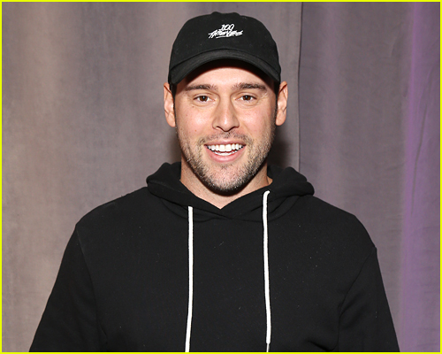 Scooter Braun wears a hat at an event