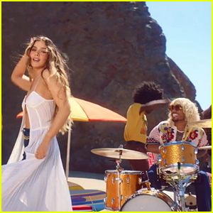 Hailee Steinfeld Debuts Beachy 'Coast' Music Video with Anderson .Paak - Watch!