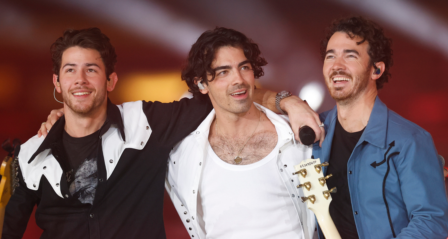 Jonas Brothers Thanksgiving Halftime Show Brings The Family Vibes