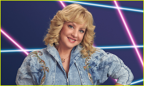 Wendi McLendon-Covey cast photo from The Goldbergs