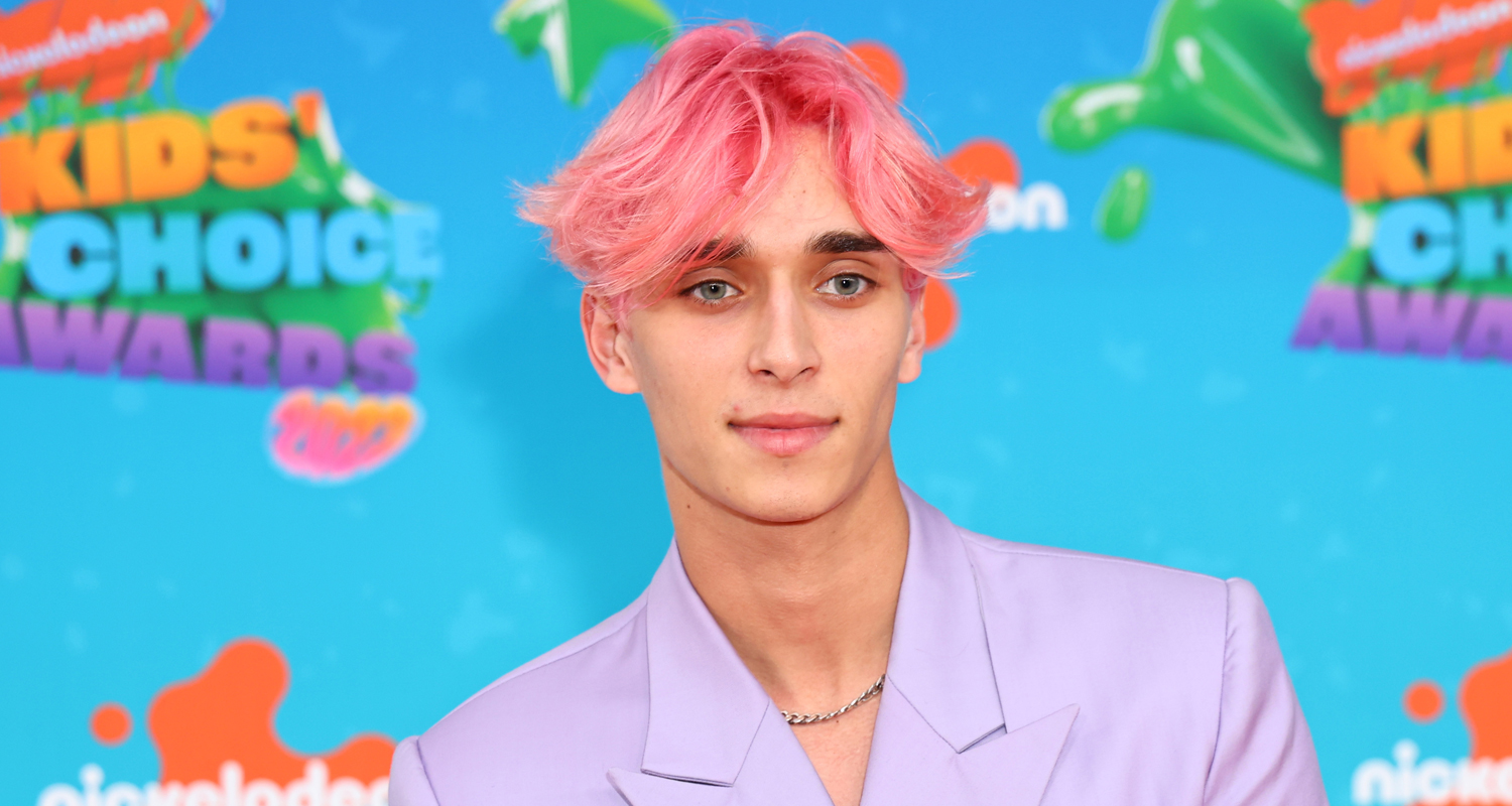 Josh Richards Shows Off New Pink Hair at Kids’ Choice Awards 2023