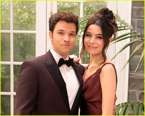 Nathan Kress and Miranda Cosgrove pose in wedding outfits in the finale of iCarly season three